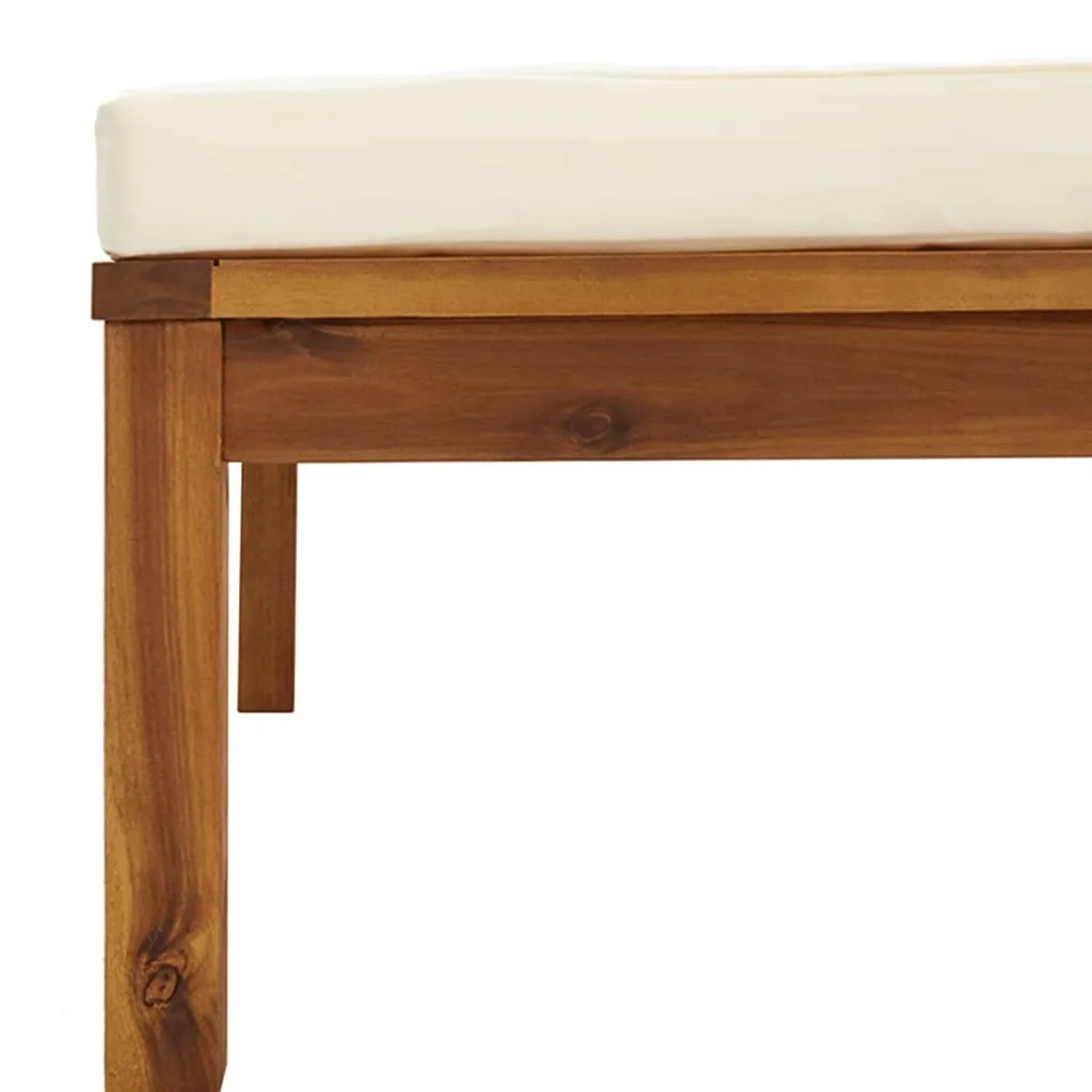 Detailansicht: Gartenmöbel Lounge-Set aus Akazienholz mit creme Kissen.