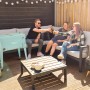 Axi Kühlwagen Retro Mint (76 l) mit Personen im Garten, die anstoßen.