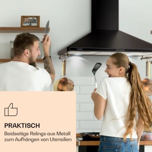 Schwarze Klarstein Victoria 90 Dunstabzugshaube im Retro-Design mit Reling und zwei Personen in der Küche.