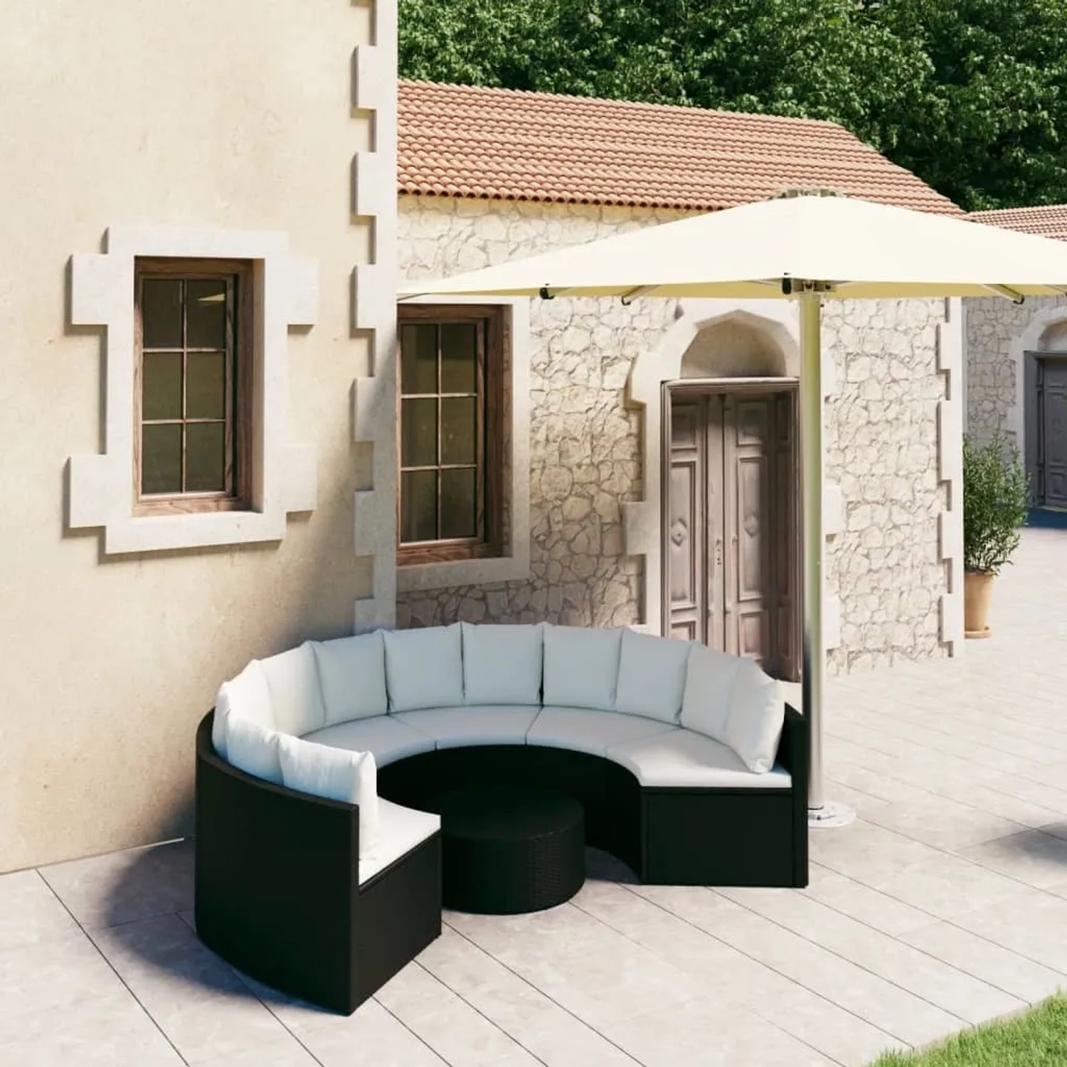 7-tlg. Garten-Sofagarnitur aus Polyrattan in Schwarz mit cremeweißen Auflagen.