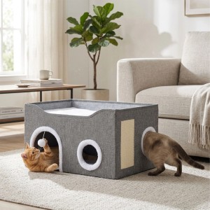 Graue Katzenhöhle aus Stoff mit Sisal-Kratzbrett und zwei Eingängen. Zwei Katzen spielen und verstecken sich im Katzenhaus.