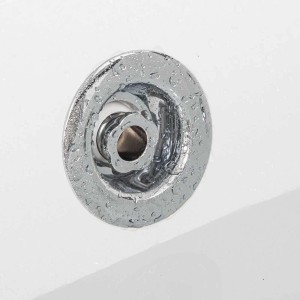 Detailaufnahme einer verchromten Düse mit Wassertropfen im Tronitechnik Eckwhirlpool Andros.