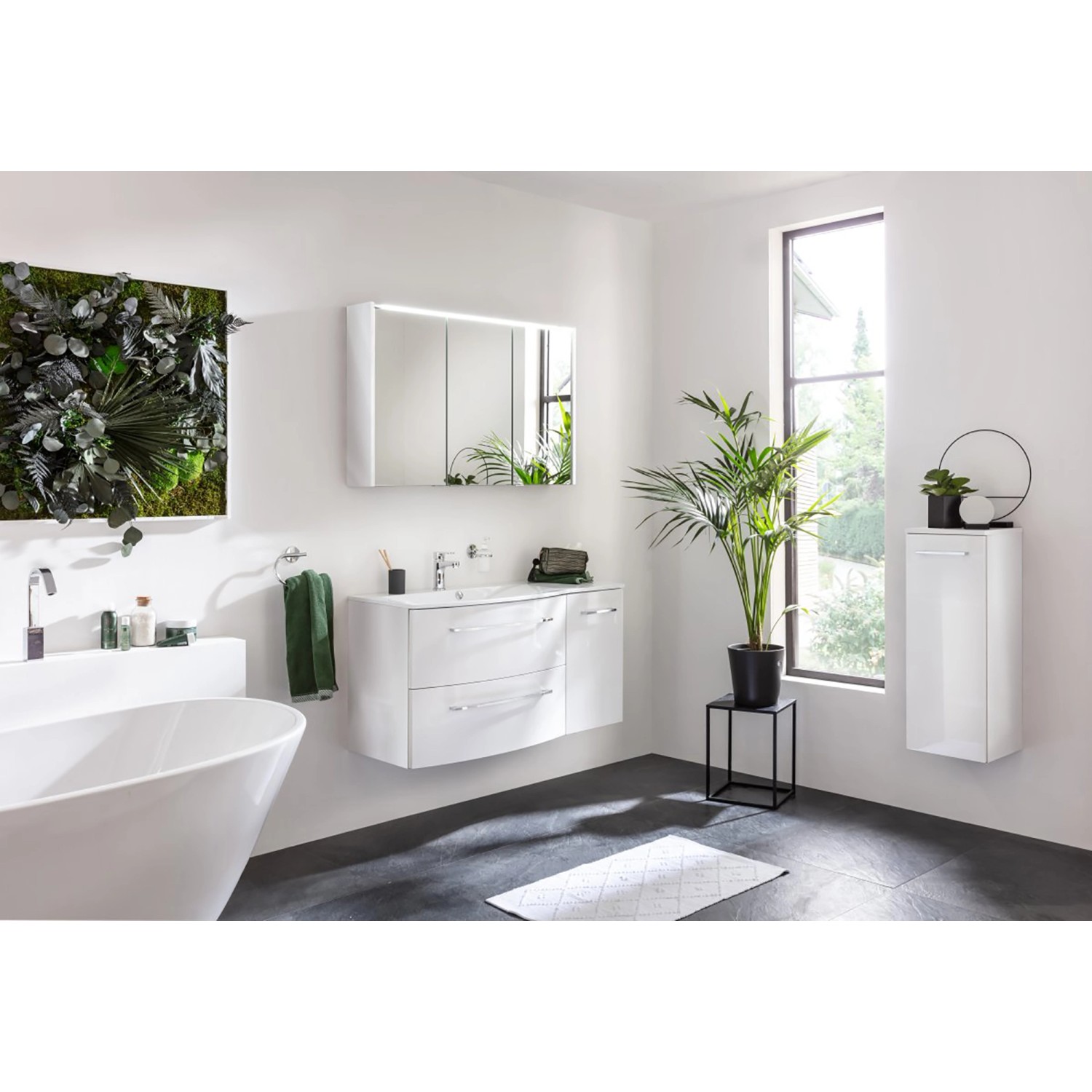 Fackelmann LED-Spiegelschrank Verona, 110 cm, 3-türig, in Weiß Glanz im modernen Badezimmer.