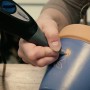 Dremel 290-3 Gravierer Hobby Edition beim Gravieren eines Blumentopfs.