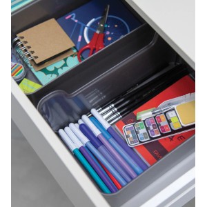 Weiße Tontarelli Organizer-Box Bella (11,2x17,9x13,9 cm) im Schubfach mit Stiften und Büroartikeln.