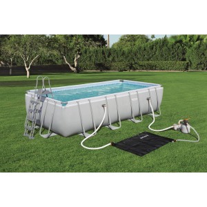 Bestway Solar Poolheizung (110x171cm) mit Pool und Leiter im Garten. Solarabsorber zur Poolwassererwärmung.