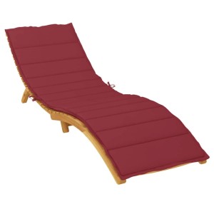 Weinrote Sonnenliegen-Auflage aus Oxford-Gewebe auf Holzliege. Gepolstert für Garten & Terrasse.