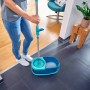 Leifheit Clean Twist Disc Mop Ergo Set mit Eimer und Wischmop in Anwendung.