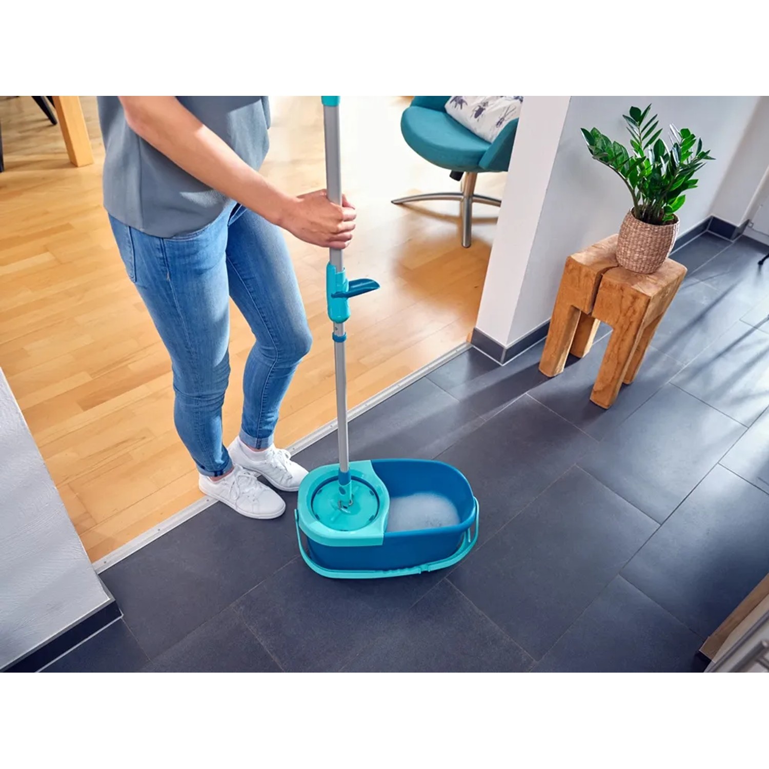 Leifheit Clean Twist Disc Mop Ergo Set mit Eimer und Wischmop in Anwendung.