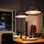 Philips LED E27 Tropfenlampe, 4,3W, warmweiß, in Wohnraum mit Esstisch und Hängelampen.