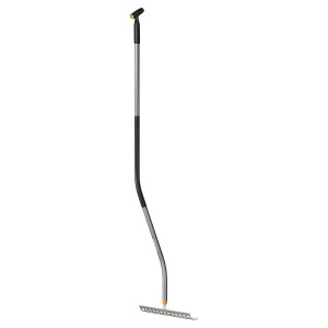 Fiskars Ergonomic Rechen mit gebogenem Stiel für rückenschonendes Arbeiten im Garten.