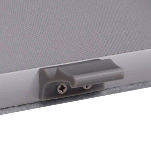Detailaufnahme: Graues Verdunkelungsrollo F06 mit Bedienelement für Velux Fenster.