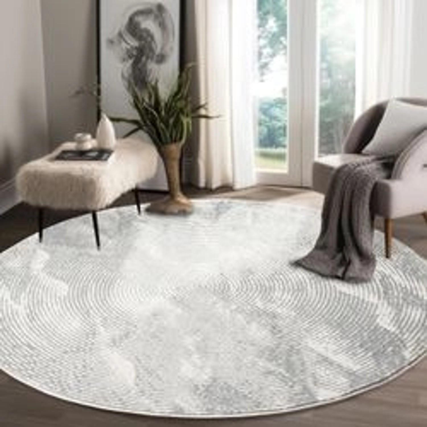 Grauer, runder Teppich Royal 481 (200x200 cm) mit Vintage-Design im Wohnzimmer.