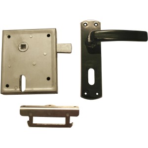 Kastenschloss mit Buntbartlochung und Kunststoffgarnitur für Türbeschläge.