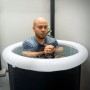ECD Germany Eisbad, schwarz-weiß, mit Person im Wasser. Mobile Kältetherapie für Zuhause.