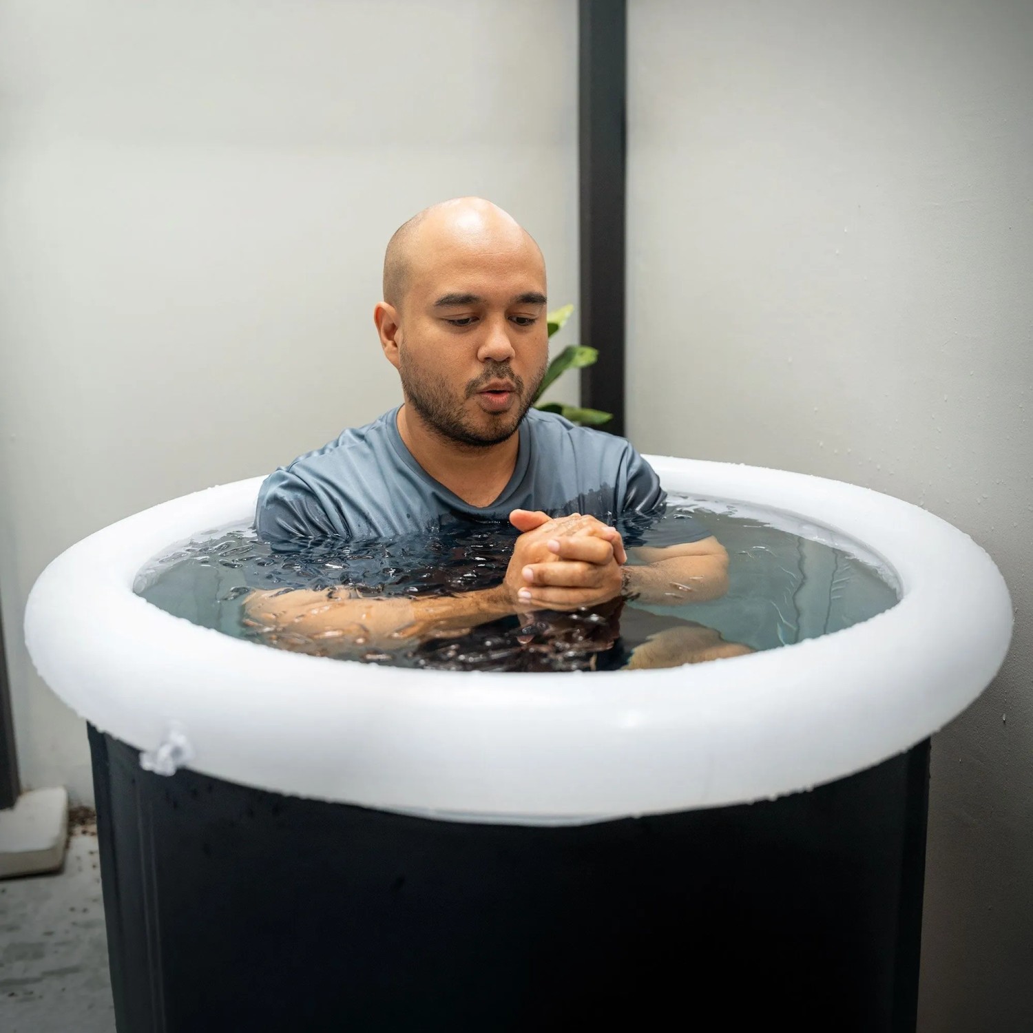 ECD Germany Eisbad, schwarz-weiß, mit Person im Wasser. Mobile Kältetherapie für Zuhause.