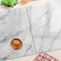 Zwei weiße Glas-Herdabdeckplatten mit Marmor-Design auf einer Küchenarbeitsplatte. Ideal als Servierbrett oder Schutzplatte.