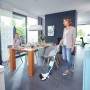 Frau reinigt Boden mit Leifheit Akku-Saugwischer Regulus Aqua PowerVac.