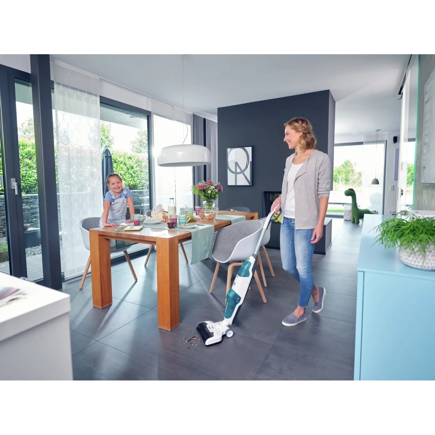 Frau reinigt Boden mit Leifheit Akku-Saugwischer Regulus Aqua PowerVac.