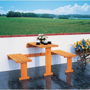 Zusammengeklappte Balkonklappgarnitur aus imprägniertem Kiefernholz an einer Wand.