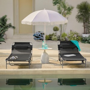 Zwei schwarze, klappbare SoBuy Gartenliegen mit Seitentasche und Sonnenschirm am Pool.