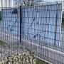 Absaar Balkonkraftwerk 600/800W mit zwei Solarmodulen an einem Zaun befestigt.