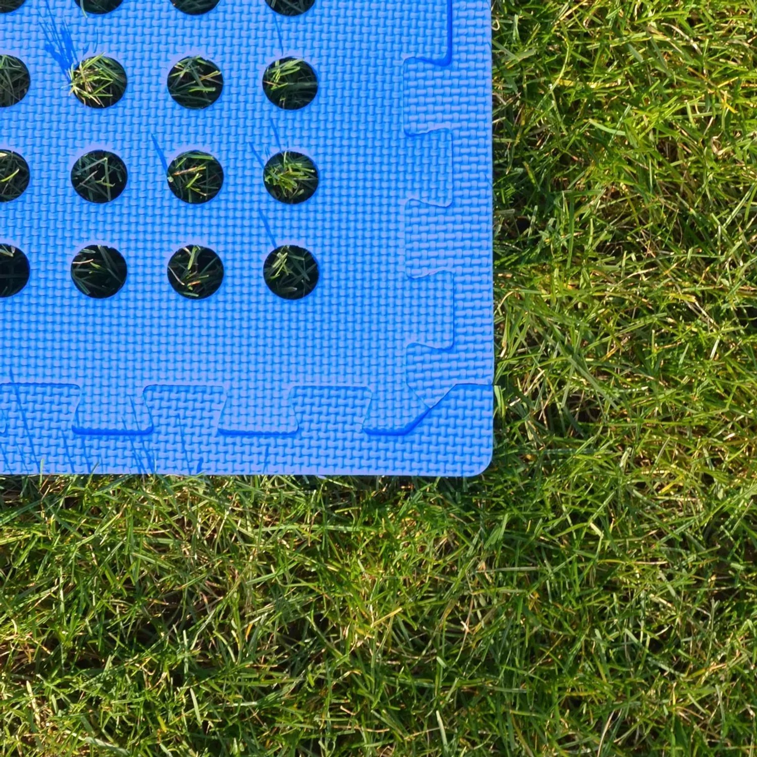 Blaues eyepower Poolmatte 36er Set (62x62cm) auf Rasen, ideal als Poolunterlage.