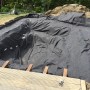 Verlegtes Aquagart Teichvlies 500g im Teichbau zum Schutz der Teichfolie.