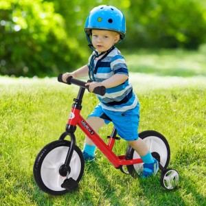 Kind auf rotem HOMCOM Laufrad mit Stützrädern und blauen Helm im Garten.
