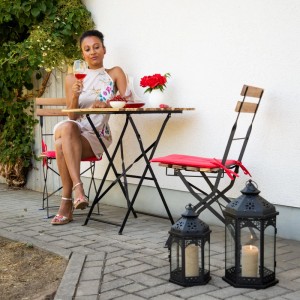 Schwarzes Metall Laternen Set mit Glas, orientalischem Muster und Kerzenlicht auf Terrasse. Deko Kerzenhalter.