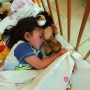 Schlafendes Kind im Gitterbett mit Abus Bettdeckenhalter Janita.