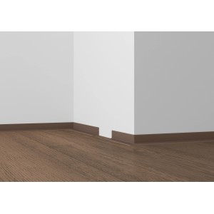 Schwarze, selbstklebende Knickwinkel Sockelleiste (18mm) an einer Wand.