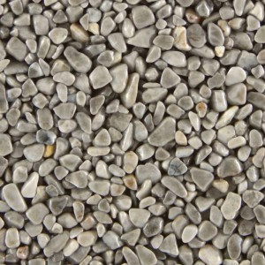 Nahaufnahme von Terralith Marmor Steinteppich Grigio Platino, feine gerundete Natursteine 2-4 mm für Außenbereiche.
