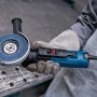Bosch Professional GWX 17-125 PSB Winkelschleifer in Aktion, mit Schleifscheibe und Zusatzhandgriff.