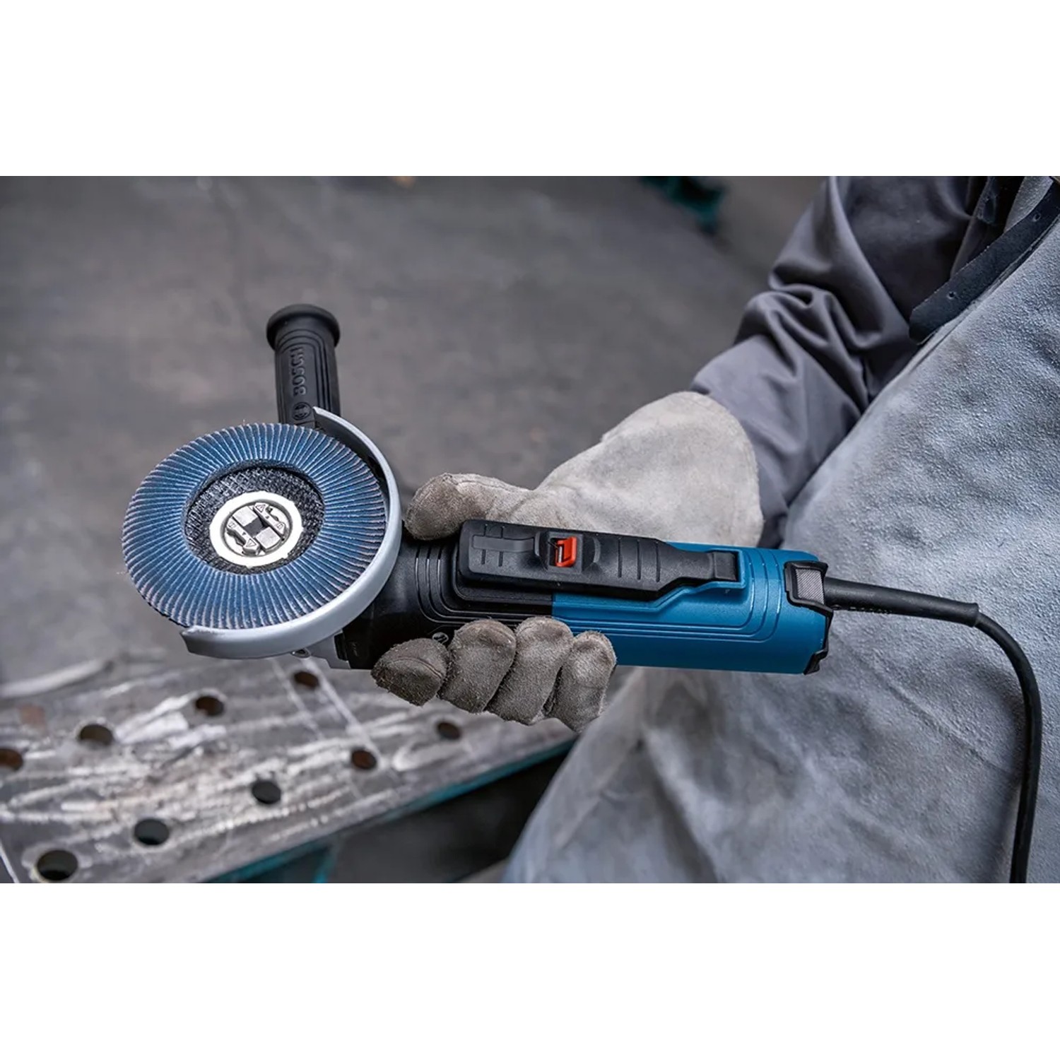 Bosch Professional GWX 17-125 PSB Winkelschleifer in Aktion, mit Schleifscheibe und Zusatzhandgriff.