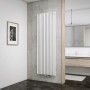Weißer Schulte Design-Heizkörper Lyon (180x60,6 cm) mit Mittelanschluss im modernen Bad.