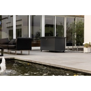 Schwarze Auflagenbox Nevio 180 (185x85 cm) von Telluria im Garten.