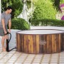 LAY-Z-SPA Helsinki AirJet Whirlpool mit Holzoptik wird mit Handpumpe aufgepumpt.