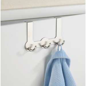 Wenko Türgarderobe Rondo aus Edelstahl matt mit 3 Doppelhaken und blauem Bademantel.