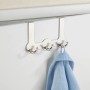 Wenko Türgarderobe Rondo aus Edelstahl matt mit 3 Doppelhaken und blauem Bademantel.