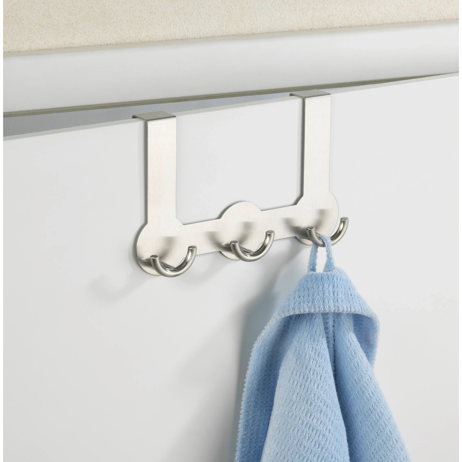 Wenko Türgarderobe Rondo aus Edelstahl matt mit 3 Doppelhaken und blauem Bademantel.