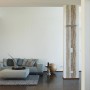 Wohnraum mit selbstklebender Holz Tapete in maritimer Holzoptik als Wanddeko.
