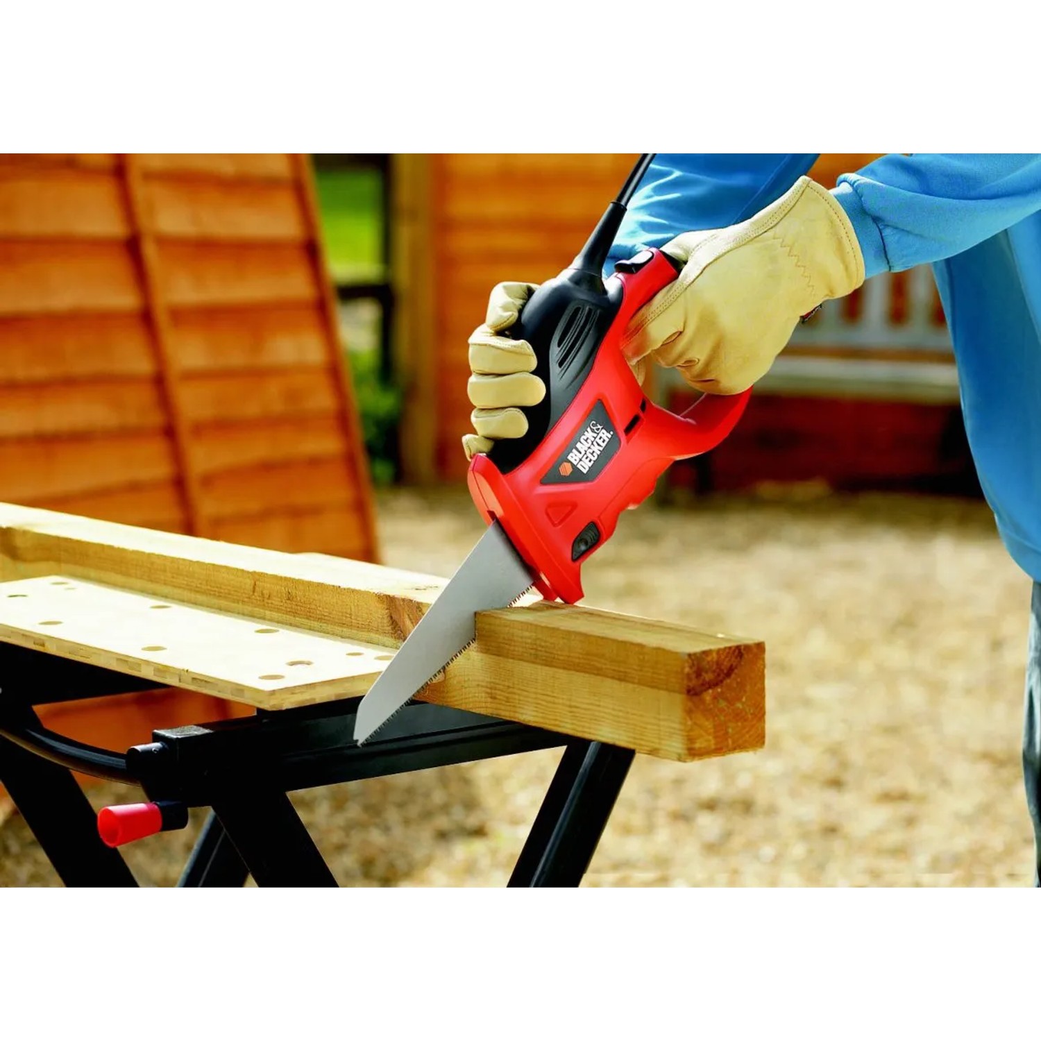 Black+Decker Elektro-Handsäge KS880EC beim Sägen eines Holzstücks auf einer Werkbank.