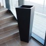 Konischer, mattschwarzer Pflanzkübel aus Fiberglas, 100cm hoch, für Innen- und Außenbereich.
