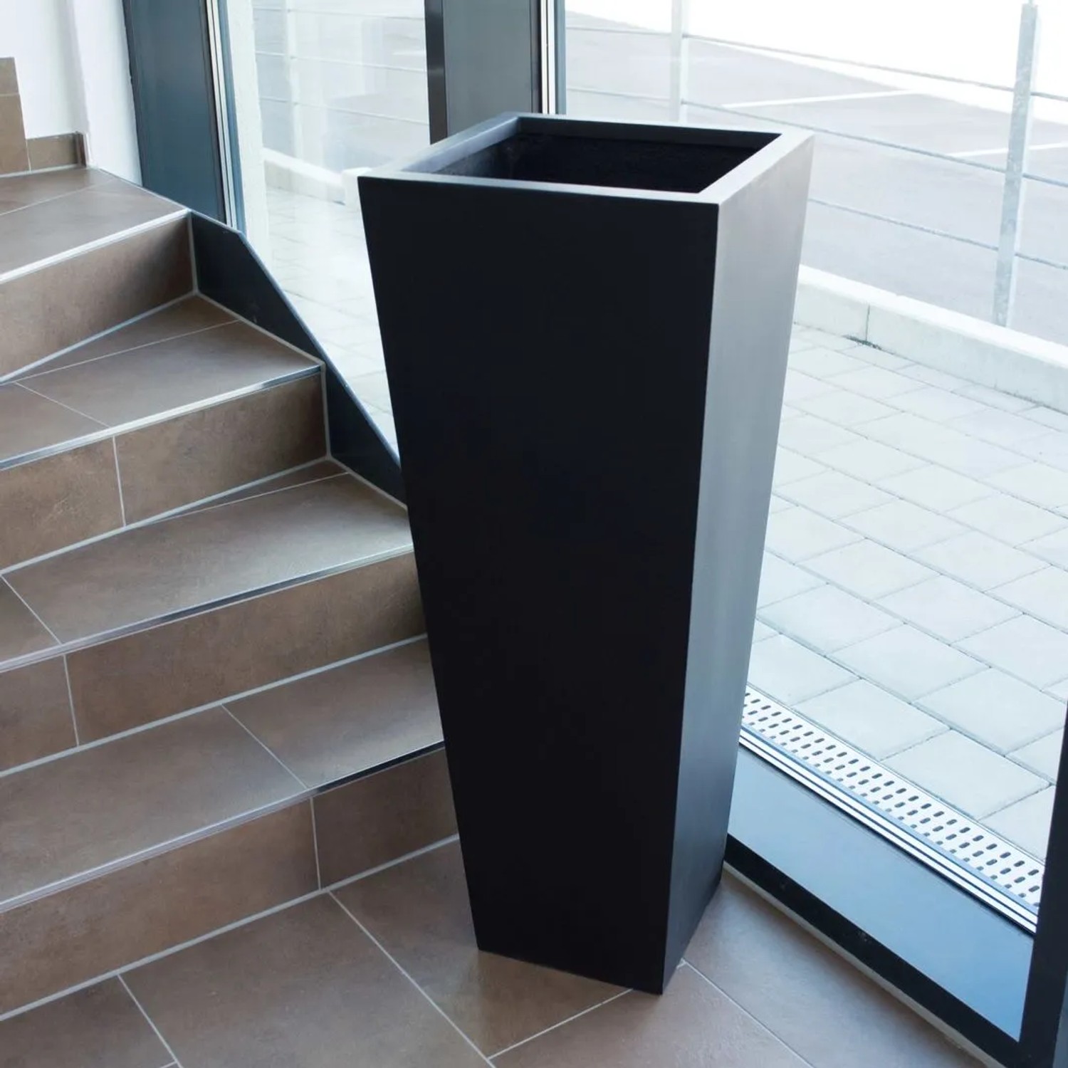 Konischer, mattschwarzer Pflanzkübel aus Fiberglas, 100cm hoch, für Innen- und Außenbereich.