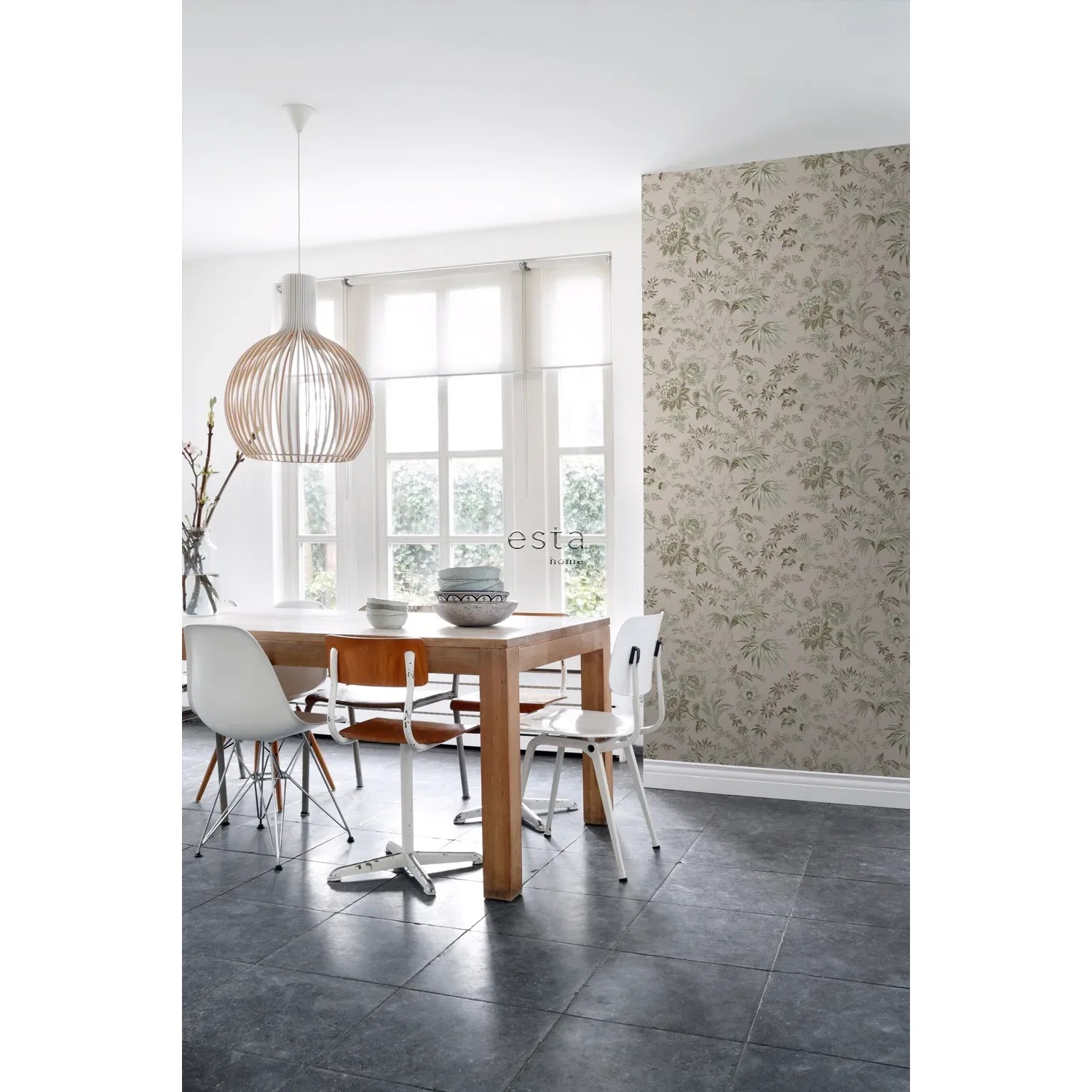 ESTAhome Vliestapete mit Blumenmuster in Altrosa und Olivgrün im Esszimmer.