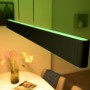 Schwarze Philips Hue Ensis LED Pendelleuchte mit Farbwechsel über Esstisch.