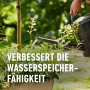 Gießkanne bewässert Pflanzen, die mit Compo Bio Pferdedung für Rosen gedüngt wurden.
