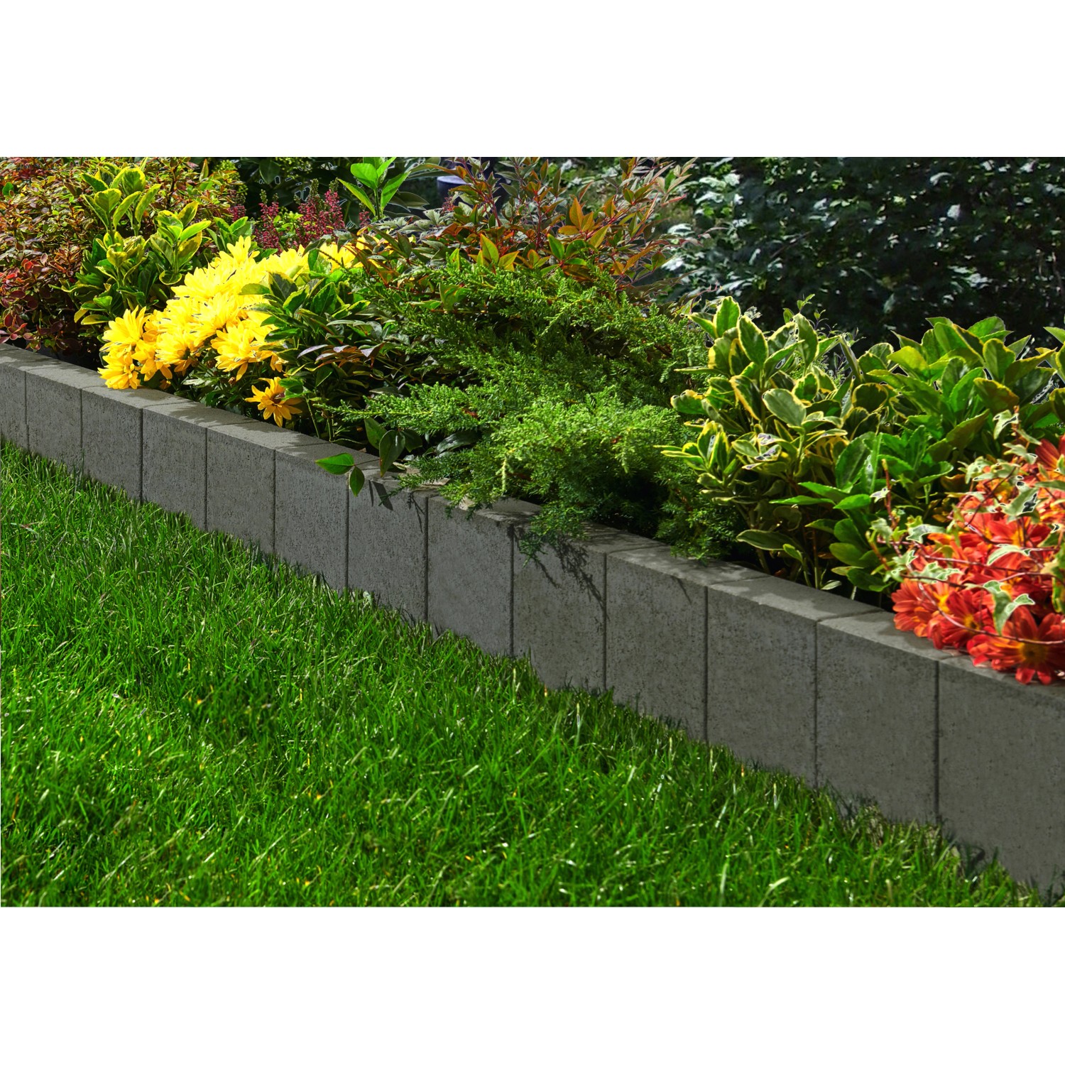 Anthrazitfarbener Rechteck Palisadenrandstein aus Beton als Beeteinfassung im Garten.