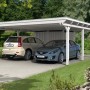 Weißer Skan Holz Carport Emsland mit Abstellraum und zwei geparkten Autos.